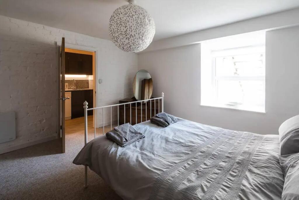 Spacious 2 Bedroom Apartment Near Seafront Пензанс Екстериор снимка