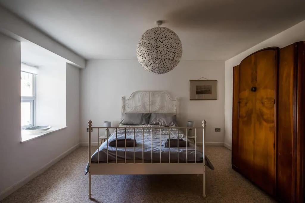 Spacious 2 Bedroom Apartment Near Seafront Пензанс Екстериор снимка