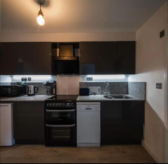 Spacious 2 Bedroom Apartment Near Seafront Пензанс Екстериор снимка